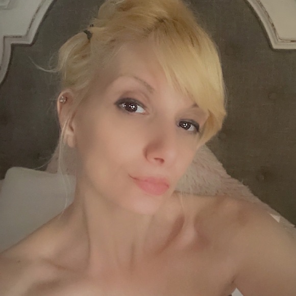 Meet your Posher, 𝓛𝓪𝓛𝓪💋 Shop With Confidence! - Picture 13 of 13